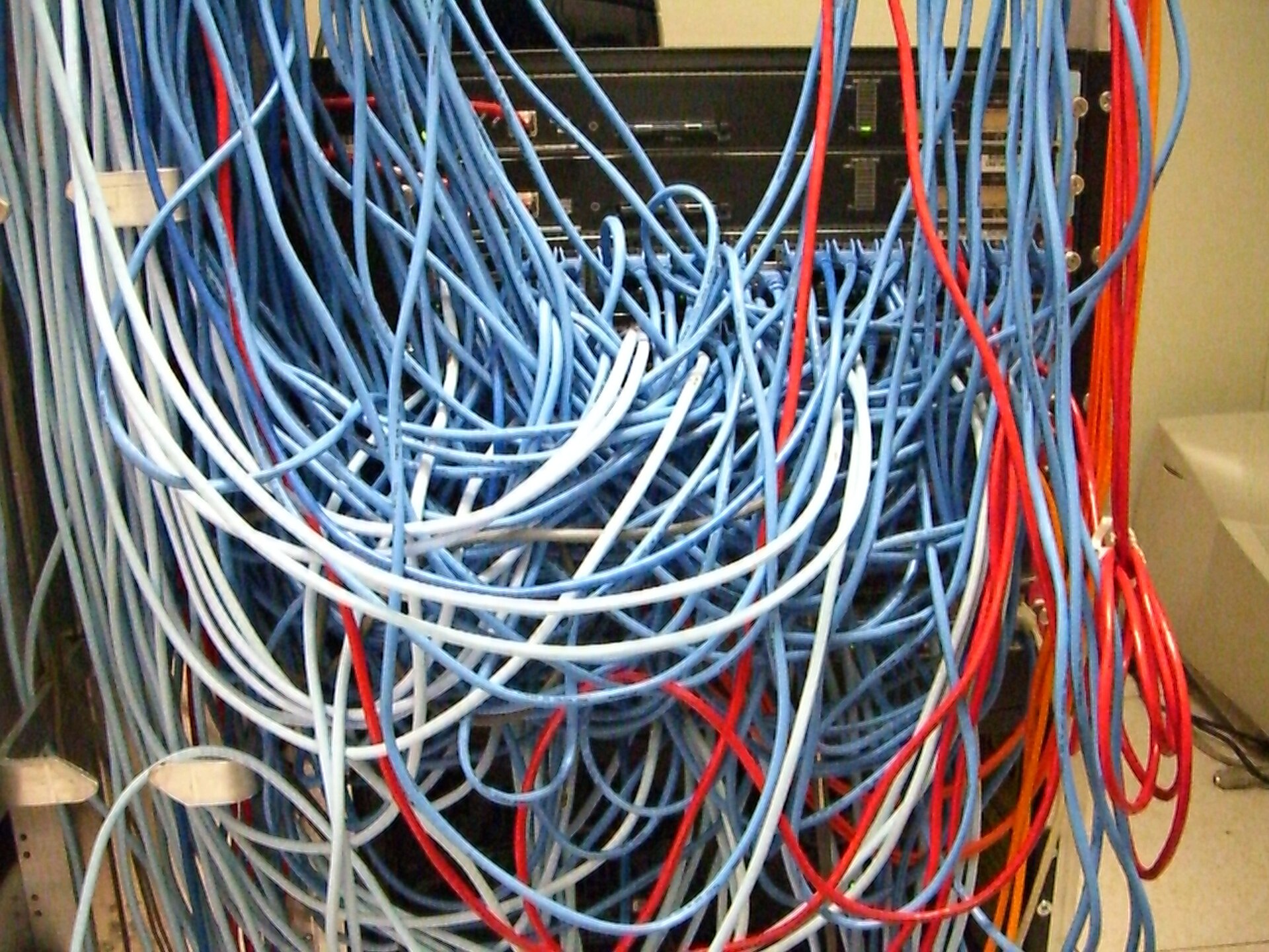 Real networks are tangled.